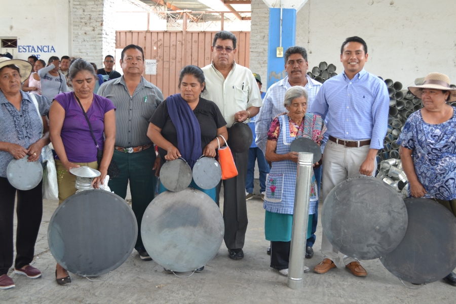 Edwin Mora entregó estufas ahorradoras  de leña en Huaquechula