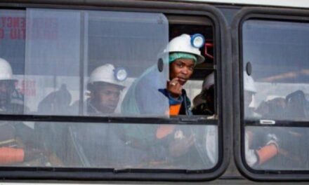 Rescatan a más de 900 personas atrapadas en una mina en Sudáfrica