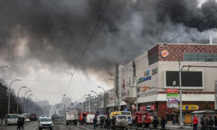 Incendio en plaza comercial dejó al menos 64 muertos