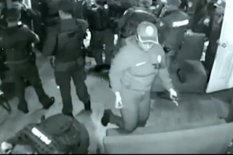 Graban a policías sembrando supuesta drogas en un bar de la colonia Roma