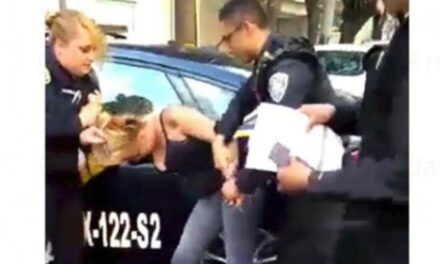 Policía golpea a mujer que estaba bebiendo en vía pública