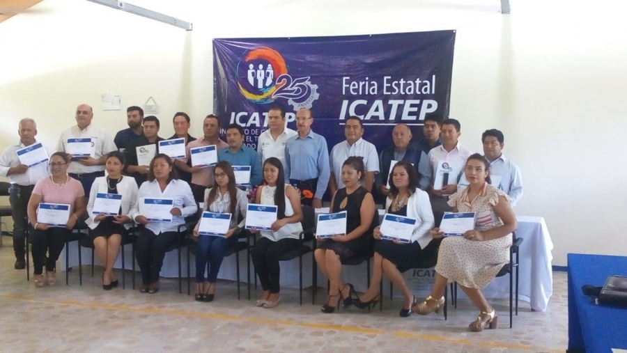 Entregan reconocimientos a instructores y personal administrativo del Icatep