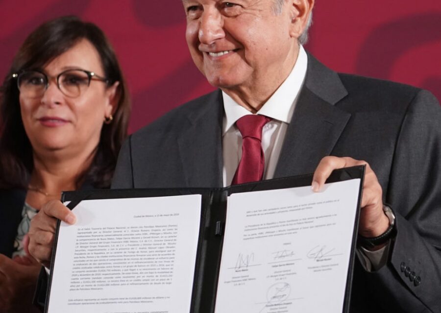 Firma AMLO decreto para disminuir carga tributaria de Pemex