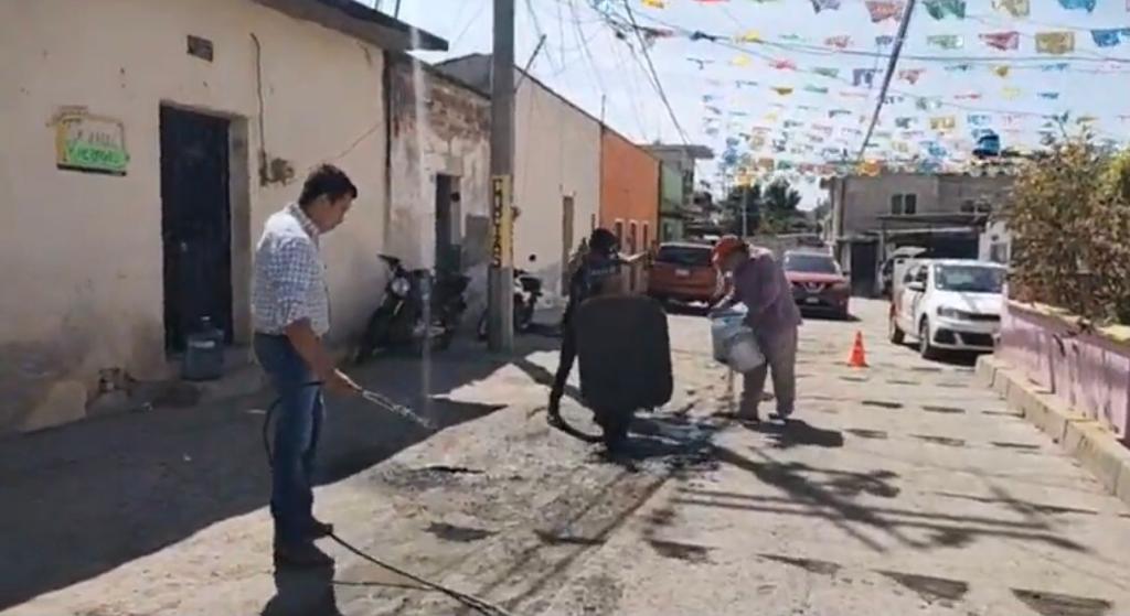 Vecinos se unen para arreglar calles en Chiautla de Tapia