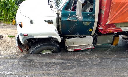 Camión pesado cayó en socavón en la Izúcar – Epatlán