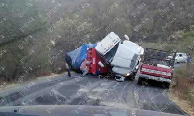 Camión pesado volcó en carretera de Piaxtla