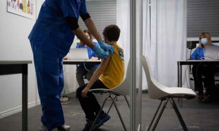 Niño de 6 años muere por posible reacción a vacuna Covid