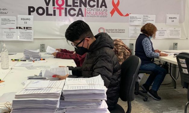 INE detecta muertos y presos en firmas para revocación de mandato